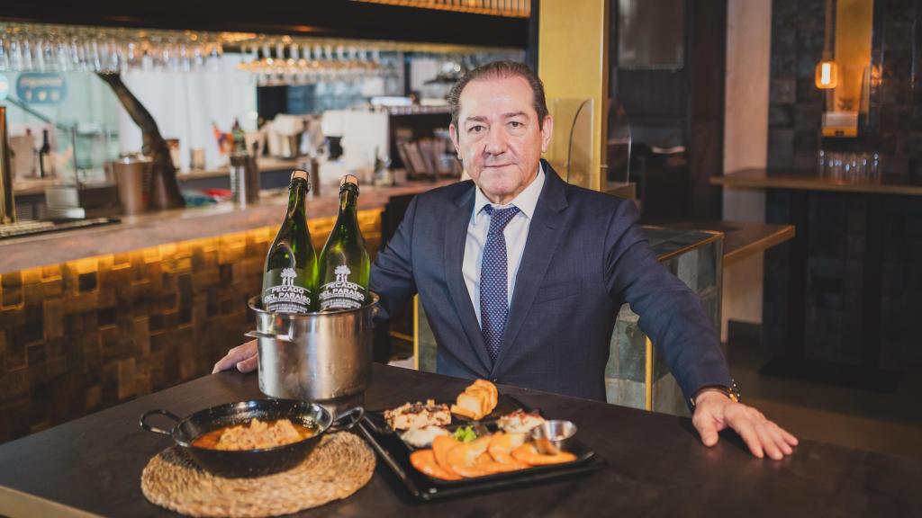 Carlos Suárez con los platos de su menú chigre de 19 euros.