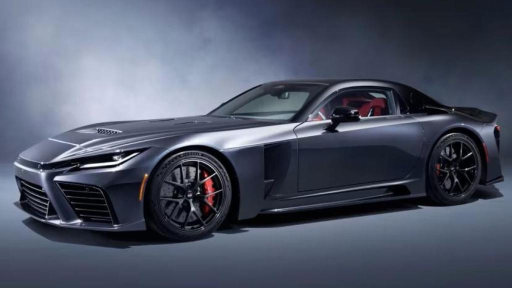 El ejecutivo de Toyota mostró su satisfacción por el nuevo coche.