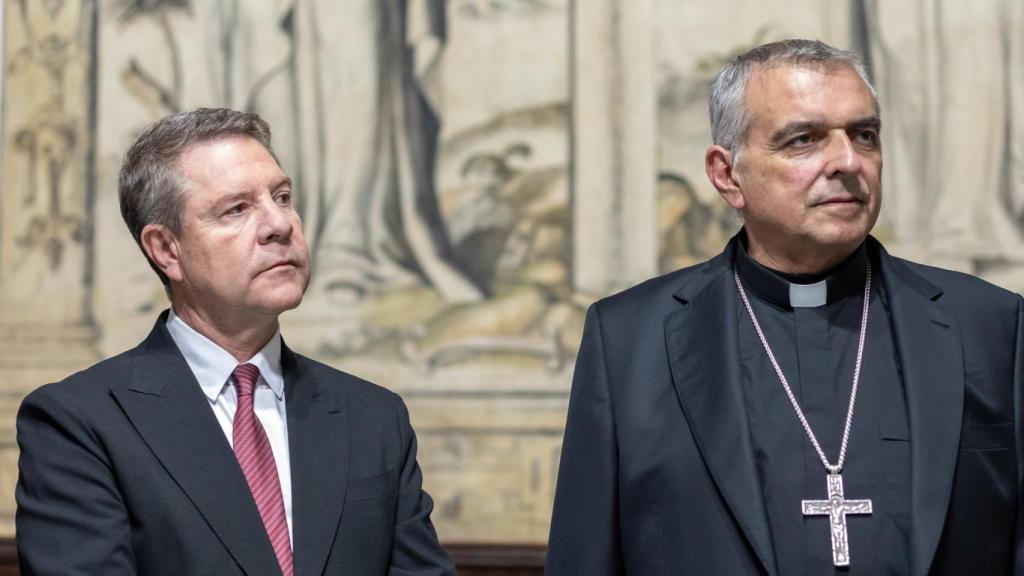 Emiliano García-Page junto al obispo de Albacete, Ángel Román.