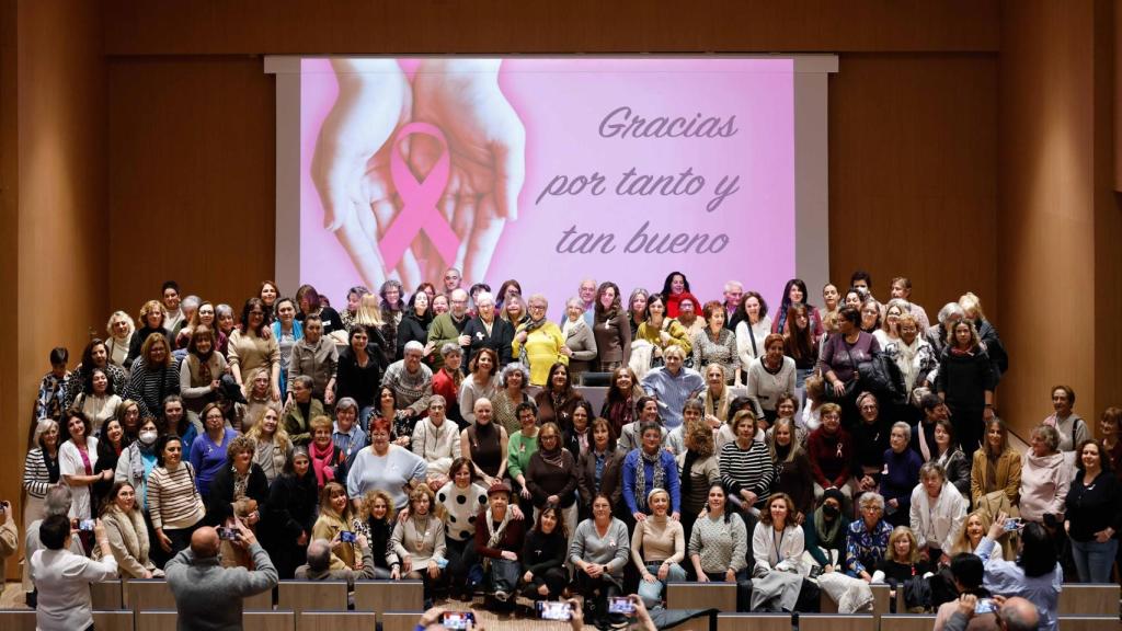 El auditorio del hospital, lleno y presidido por un gran lazo rosa, rindió homenaje al oncólogo.