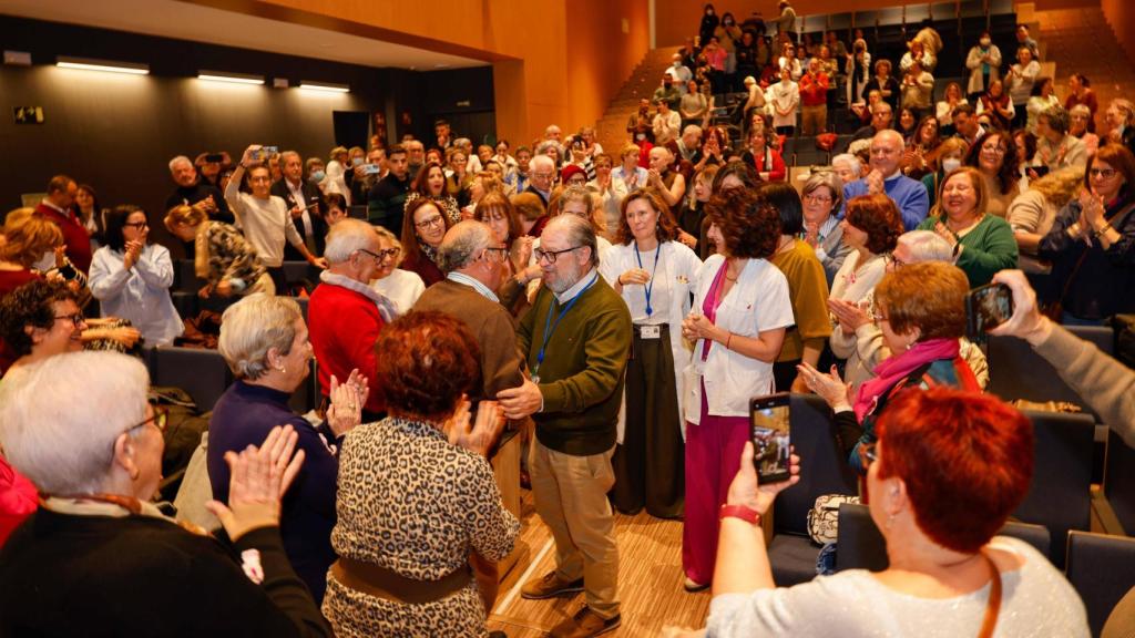 Aplausos, lágrimas y mucho cariño, de pacientes y sus familias, en el homenaje al doctor Chacón,.