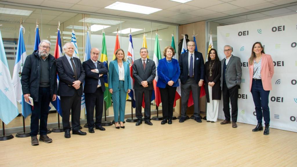 Foto de familia durante la presentación del primer número de la revista de la OEI.