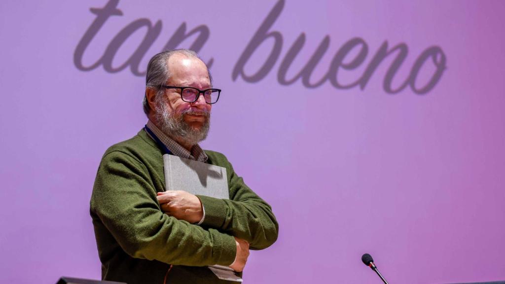 El médico abraza conmovido el libro de cartas donde sus pacientes han plasmado décadas de agradecimiento.
