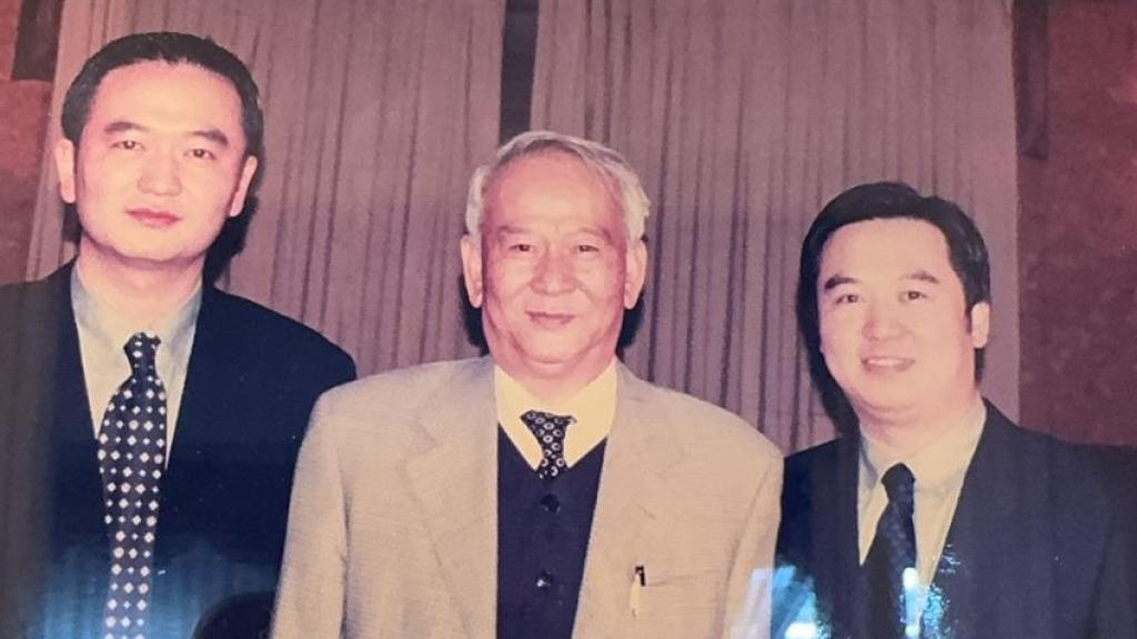 Chen Diguang (abuelo de Eva) junto a sus hijos.