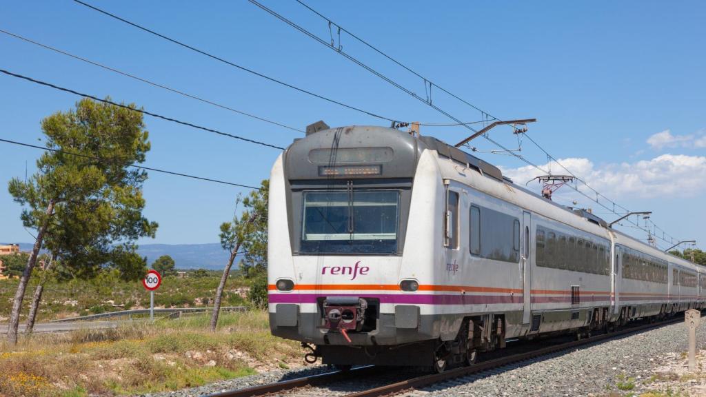 Un tren de Renfe, en una imagen de 'Shutterstock'.