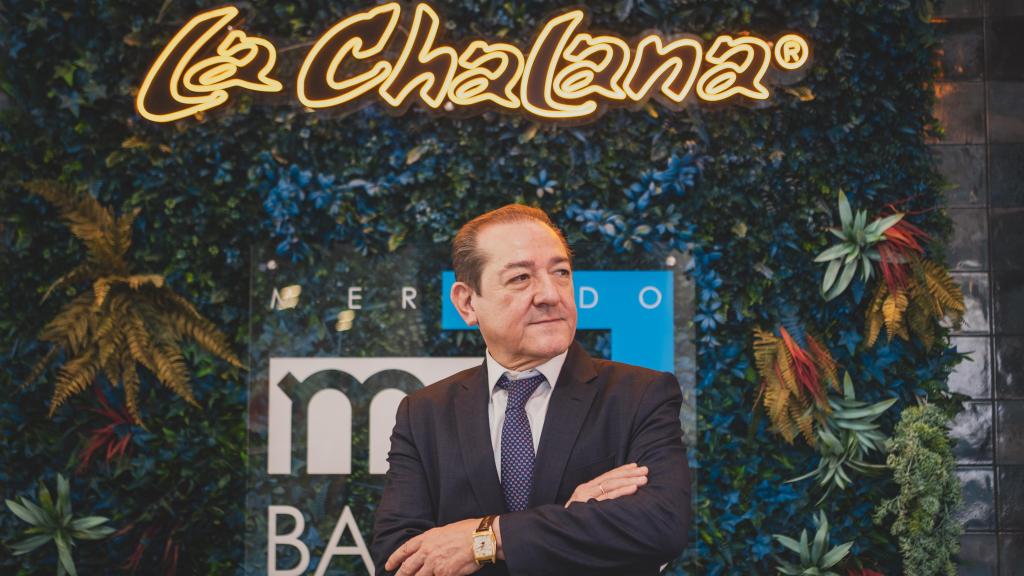 Carlos Suárez en la entrada de su restaurante.