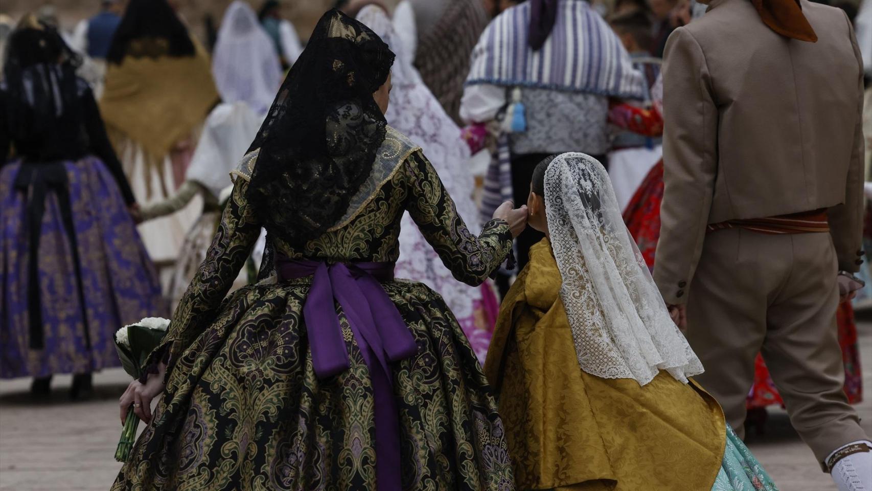 Falleras durante la ofrenda floral a la Virgen de los Desamparados. Rober Solsona / EP