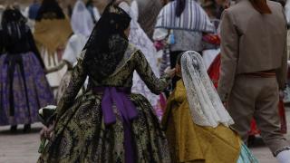 Falleras durante la ofrenda floral a la Virgen de los Desamparados. Rober Solsona / EP