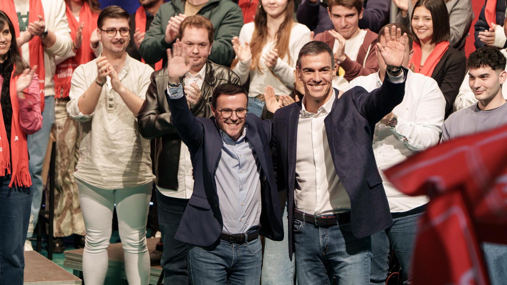 El presidente del Gobierno, Pedro Sánchez, y el candidato a la Junta extremeña, Miguel Ángel Gallardo, en el acto de cierre de campaña electoral.