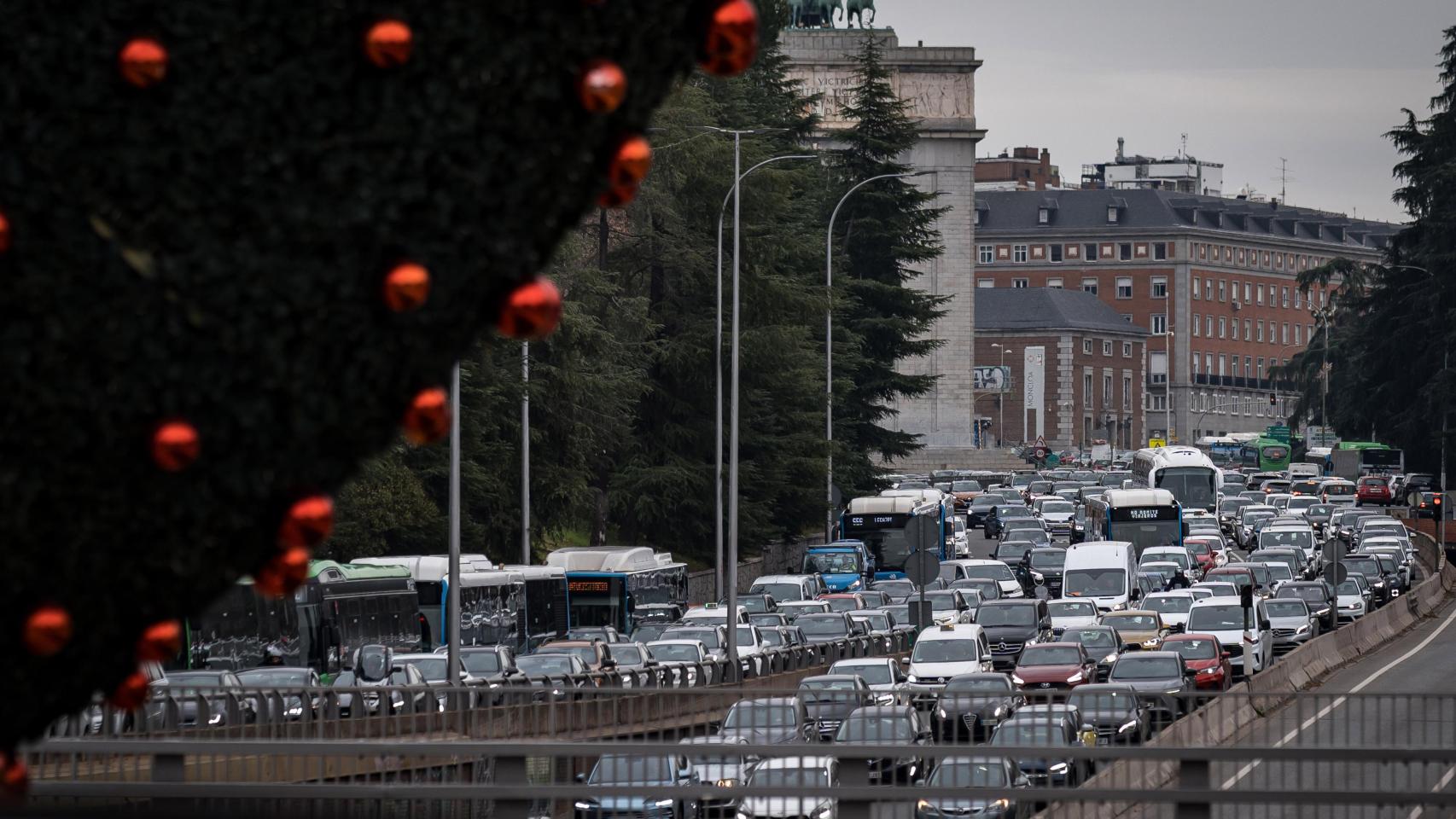 Varios vehículos en la A6, a 19 de diciembre de 2025, en Madrid (España).