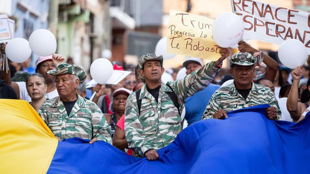 Cientos de chavistas se manifiestan en Caracas para protestar en contra de la confiscación de un buque petrolero en aguas cercanas al país.