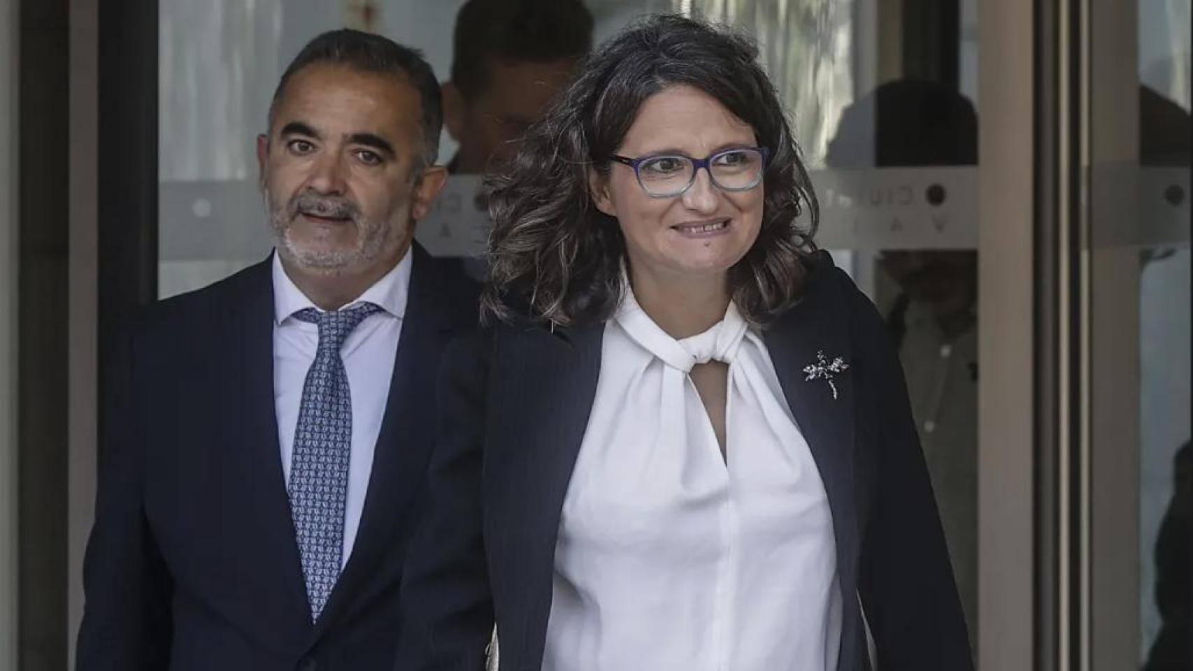 Mónica Oltra sale de los juzgados acompañada de su abogado.