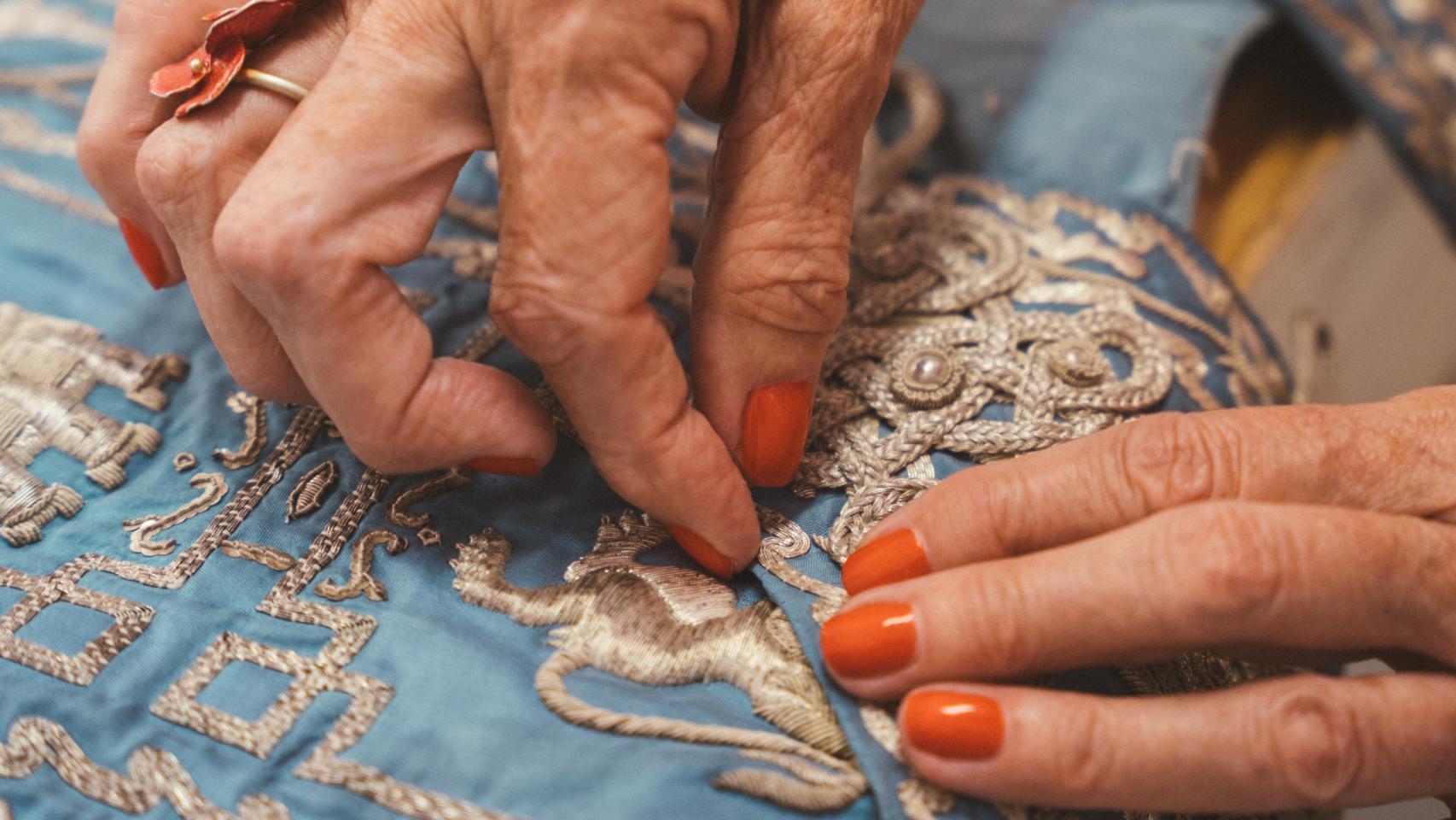Manos a la obra: un día con las restauradoras que salvan los tesoros desde los talleres secretos del Palacio Real