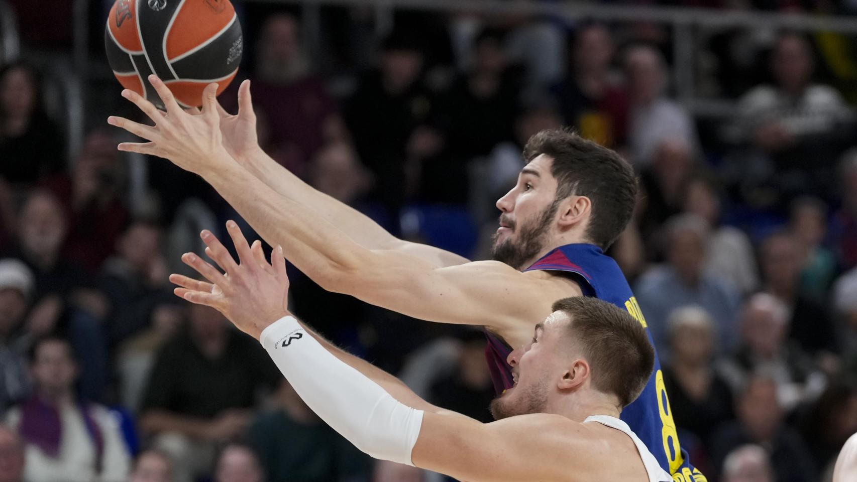 Darío Brizuela lucha por llevarse el balón ante Clement Frisch.