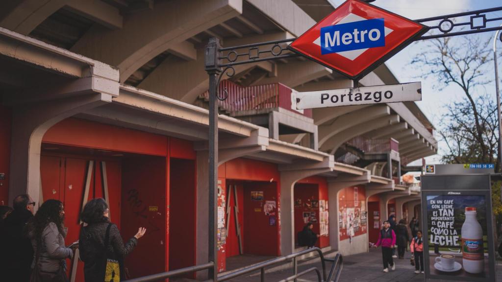 Madrid Total durante la entrevista a Pilar Montero al lado del Estadio del Rayo Vallecano.