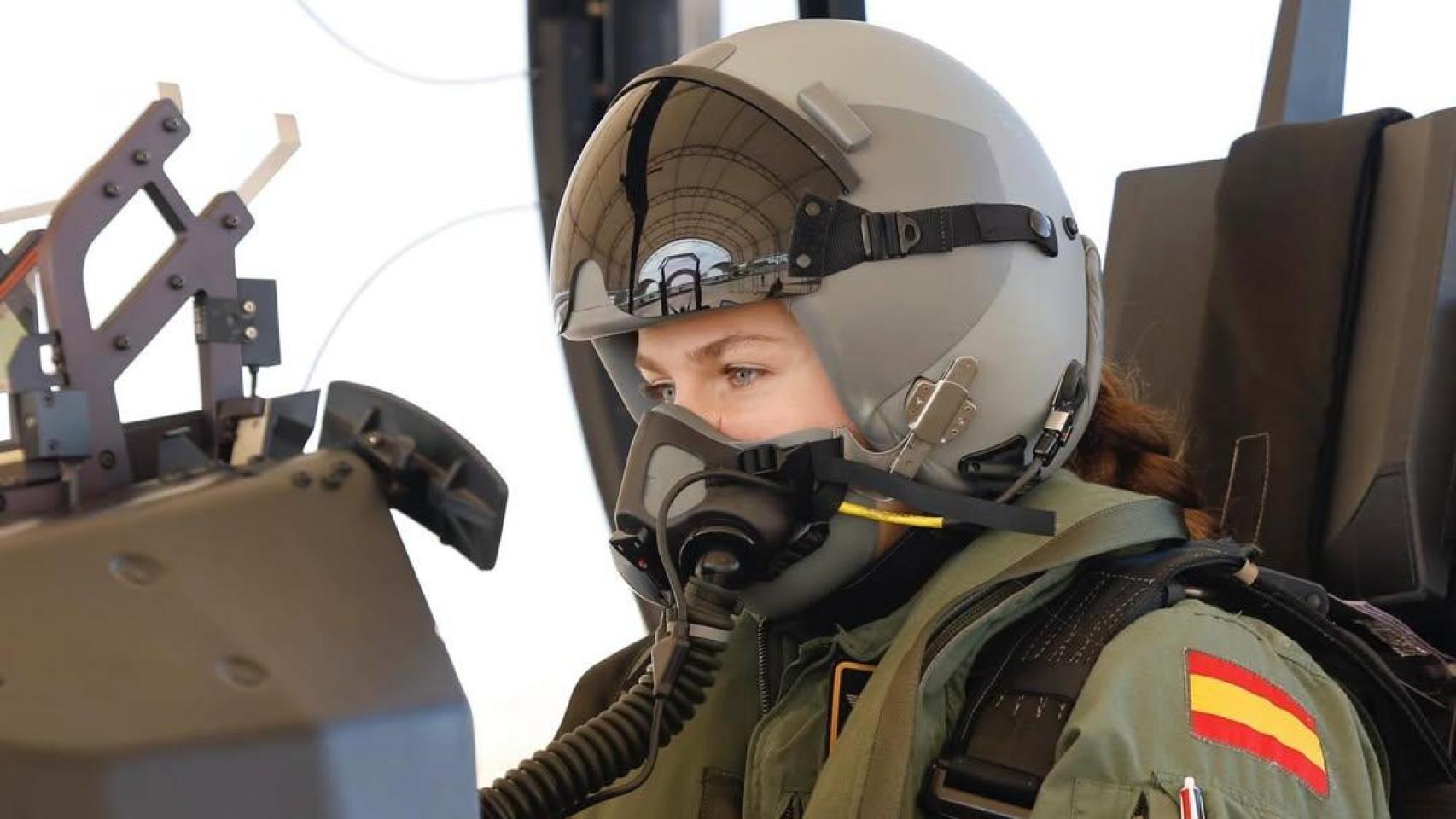 El primer vuelo en solitario de la princesa  Top Gun : Leonor se pone a los mandos del Pilatus en una  suelta  histórica