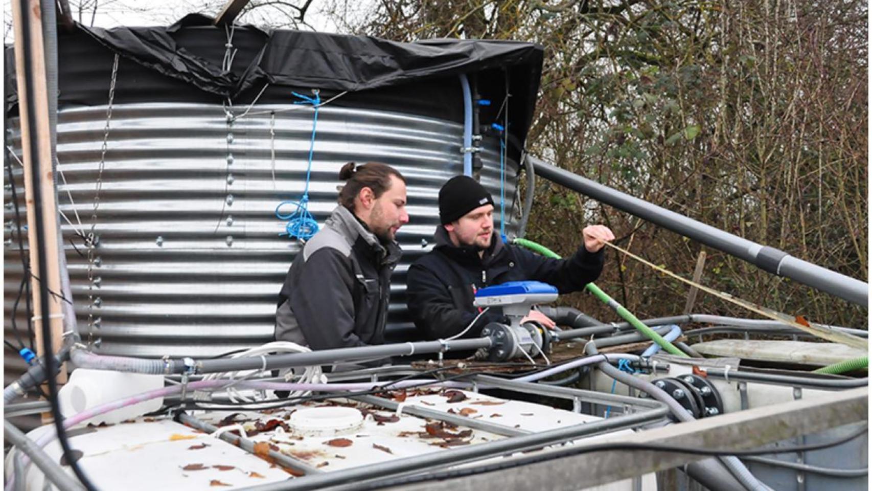 Nicolas Jost (izquierda) y Louis Müller comprobando el funcionamiento de la planta solar