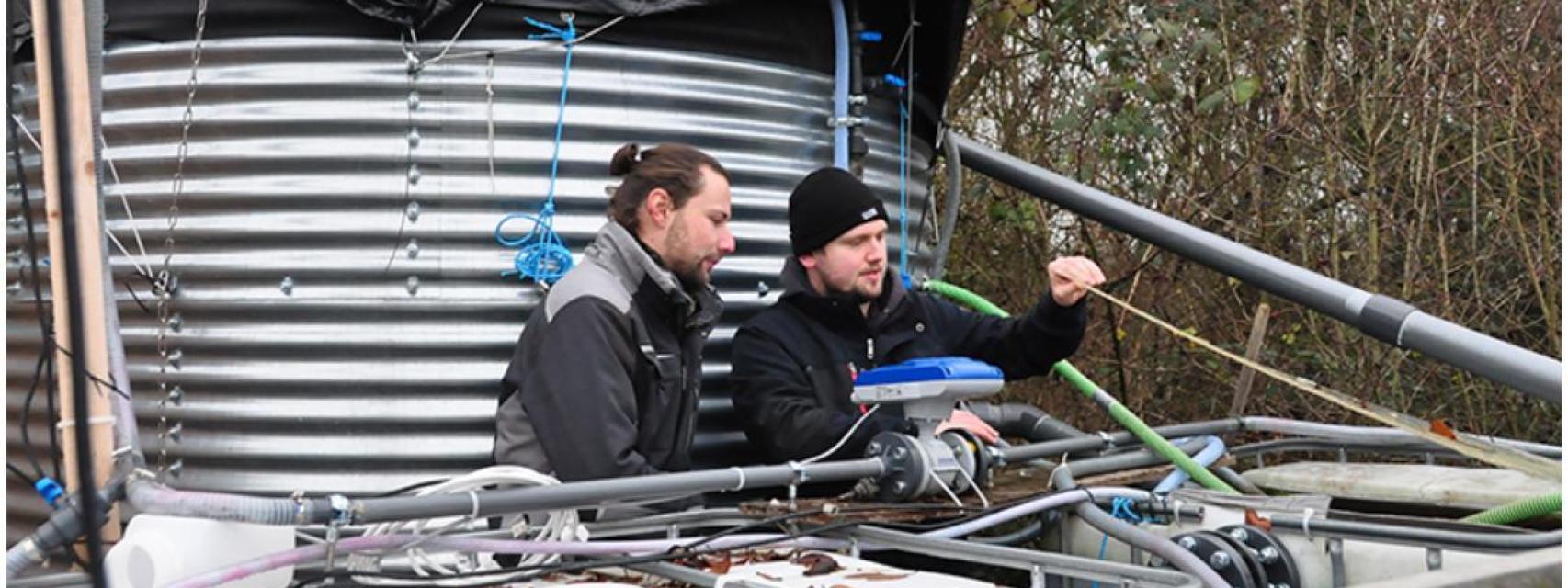 Nicolas Jost (izquierda) y Louis Müller comprobando el funcionamiento de la planta solar