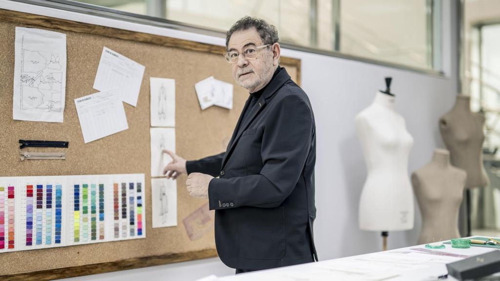 Roberto Verino mostrando sus diseños.