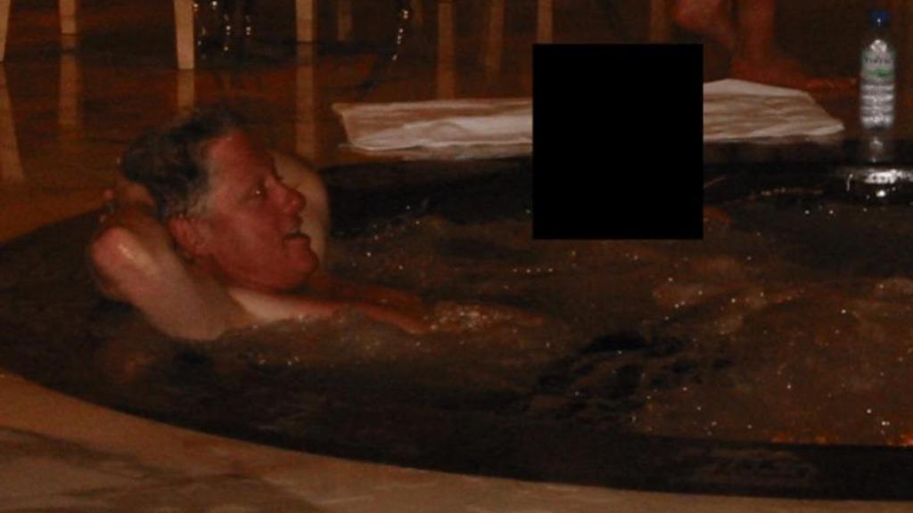 Clinton en un jacuzzi