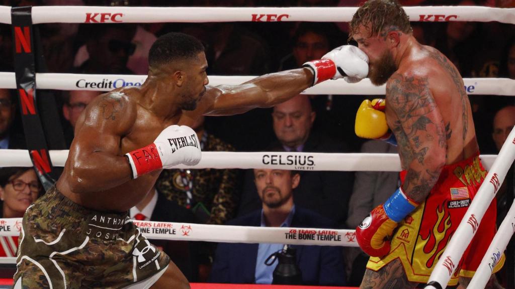 Anthony Joshua conecta un golpe en la cara de Jake Paul durante su pelea de boxeo
