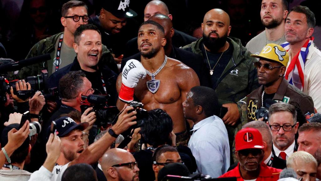 Anthony Joshua celebra su victoria contra Jake Paul