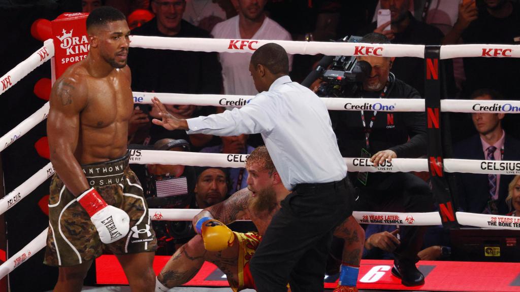 Jake Paul, en el suelo, tras ser derribado durante su combate por Anthony Joshua