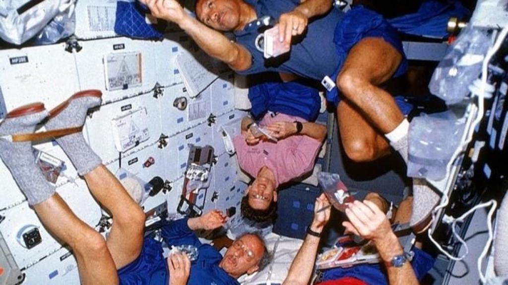 Charles Bolden (arriba) junto a parte de su equipo en el espacio.