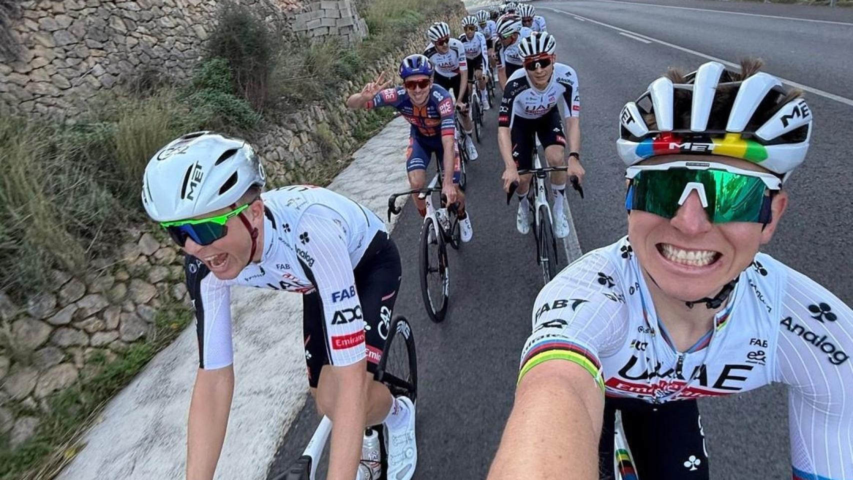 Tadej Pogacar se exhibe y destroza su propia marca en una cumbre alicantina.