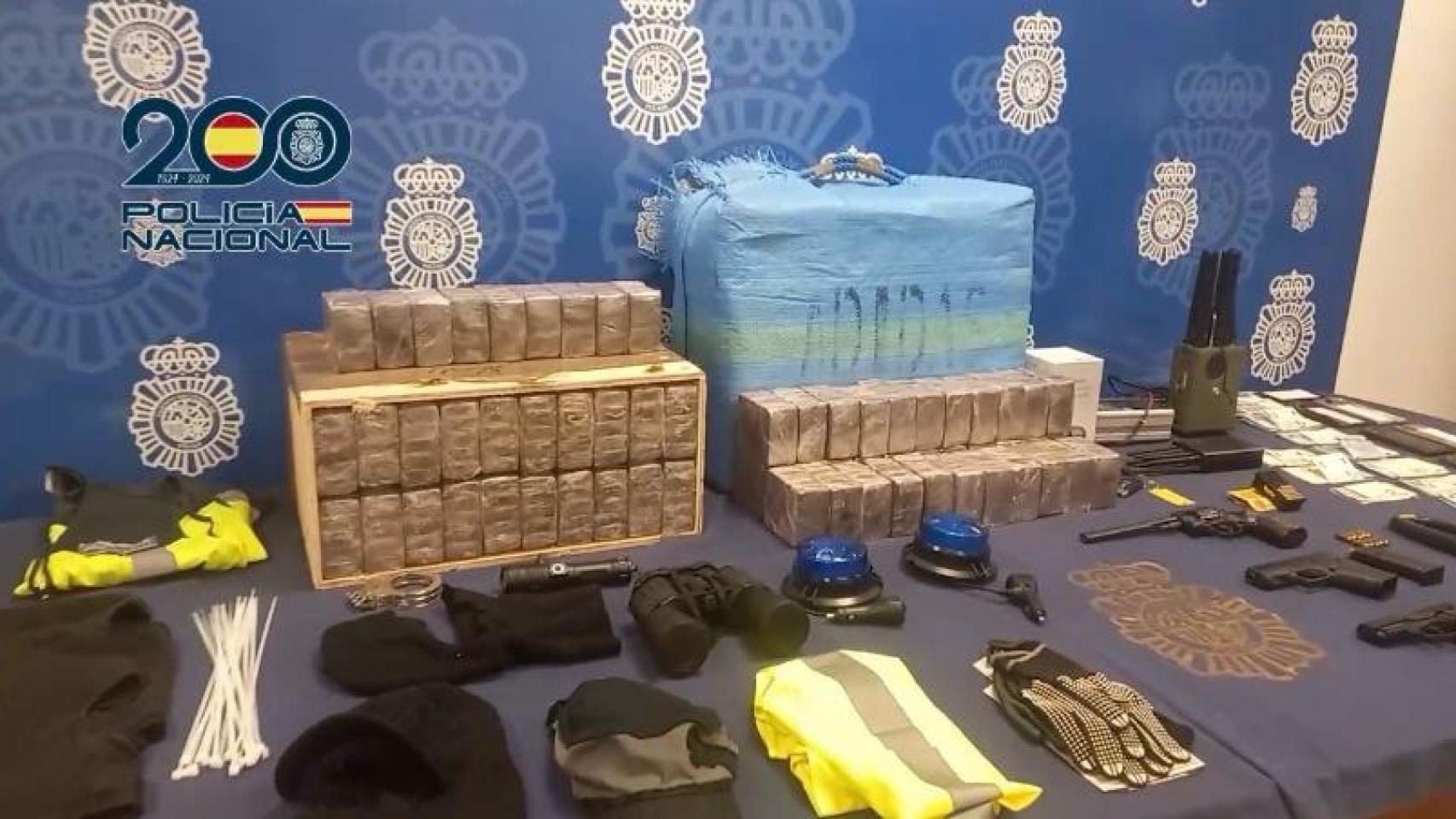 Los artículos incautados durante la investigación.