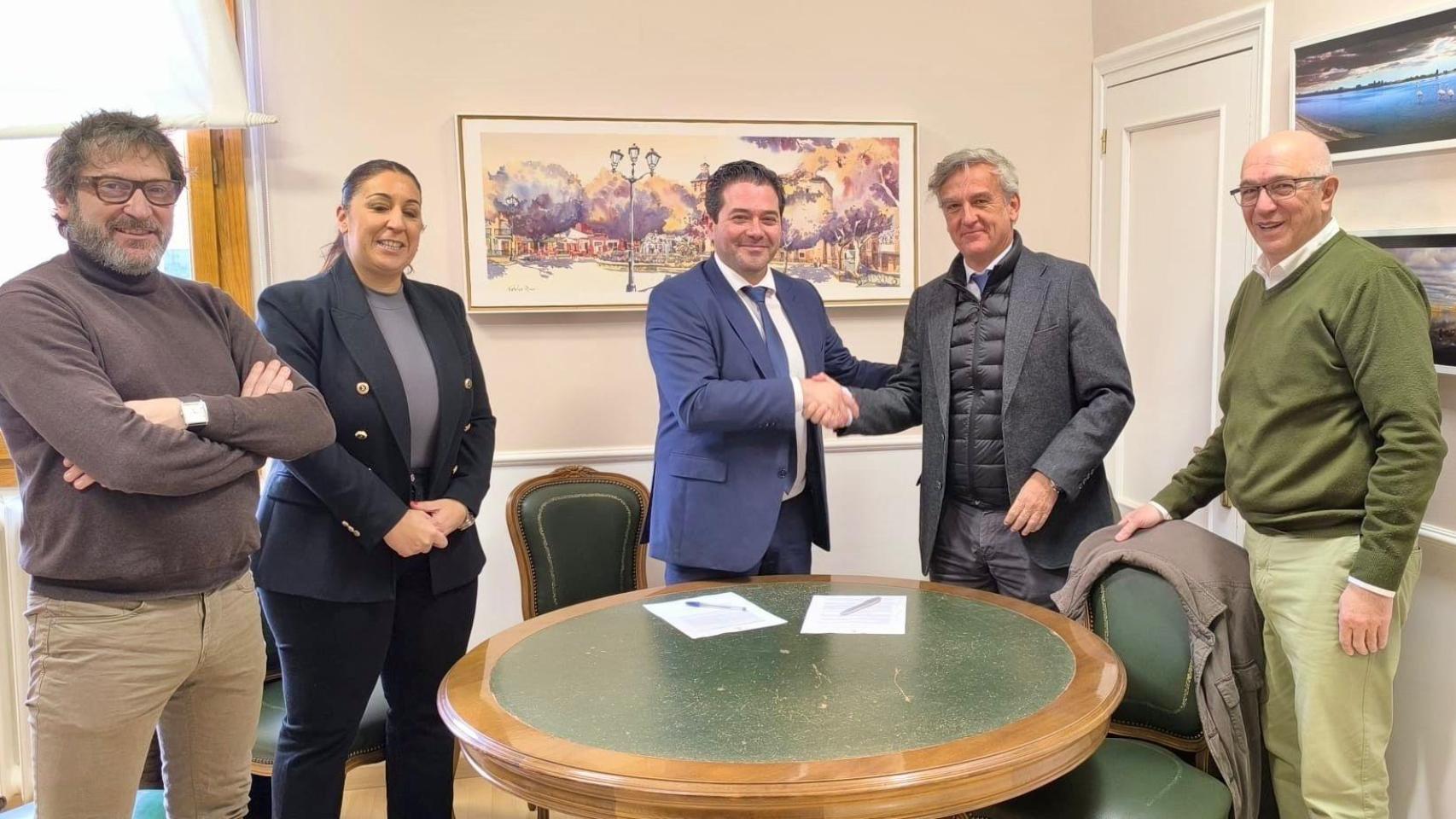 Firma el contrato de la construcción del pabellón.