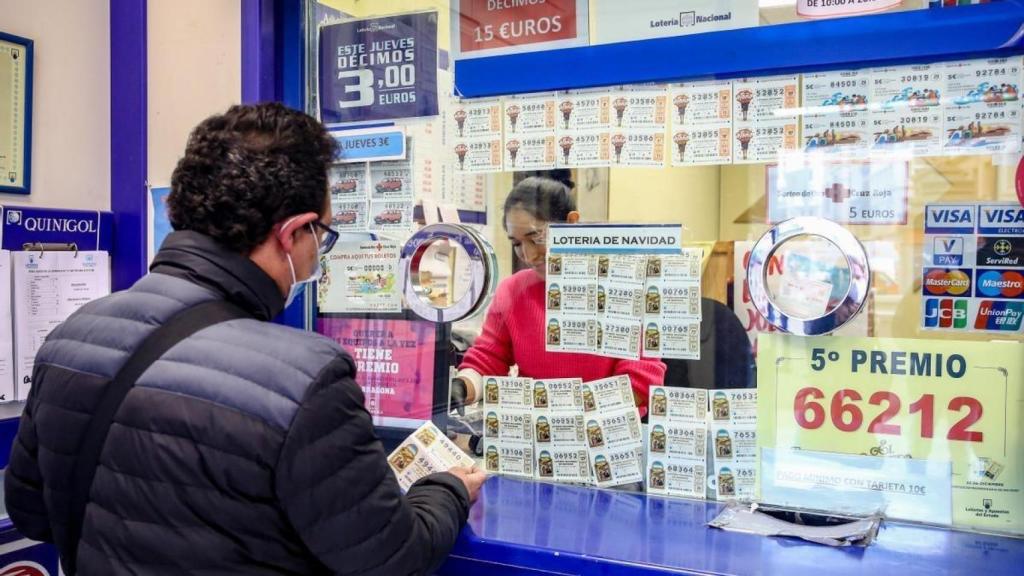 Un hombre compra lotería en una Administración de Lotería