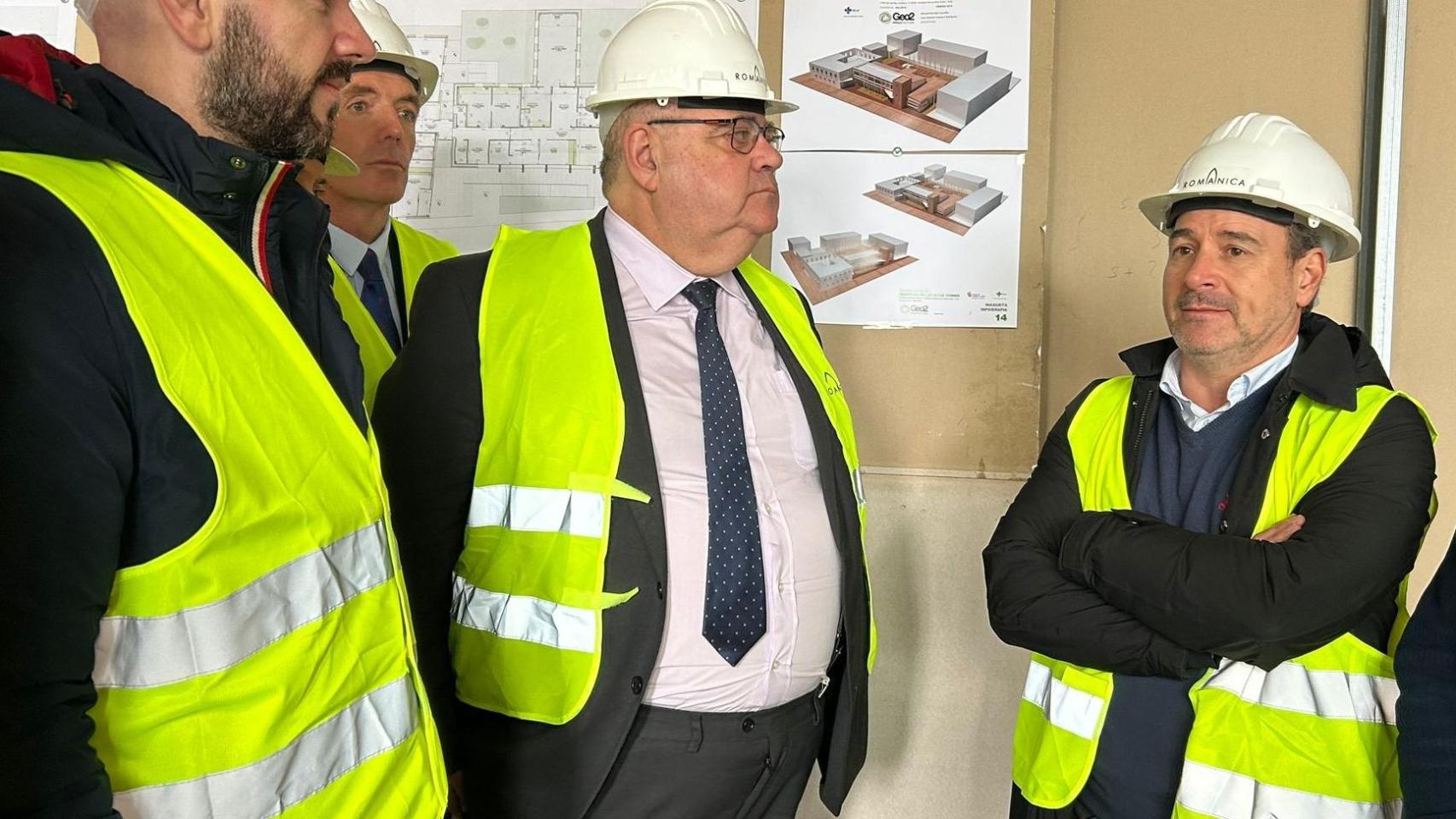 Alejandro Vázquez, durante la visita a las obras de Madrigal de las Altas Torres