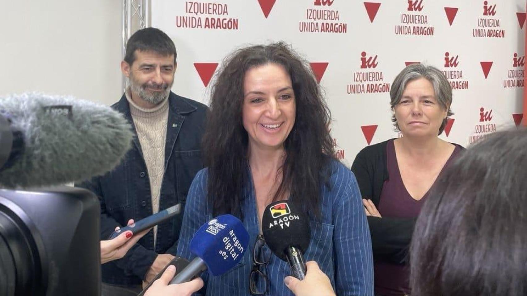 Marta Abengochea atendiendo a los medios.