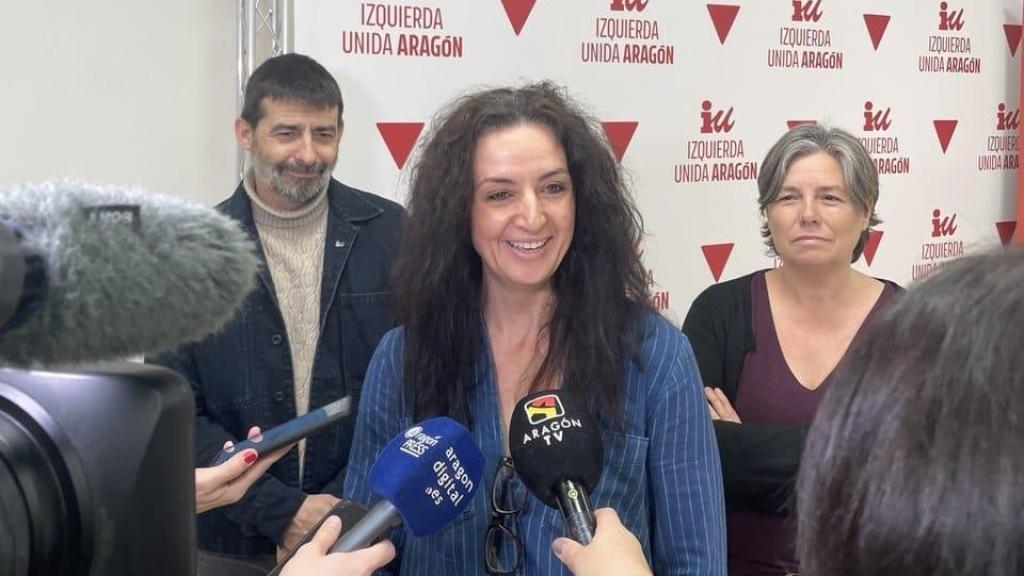 Marta Abengochea atendiendo a los medios.