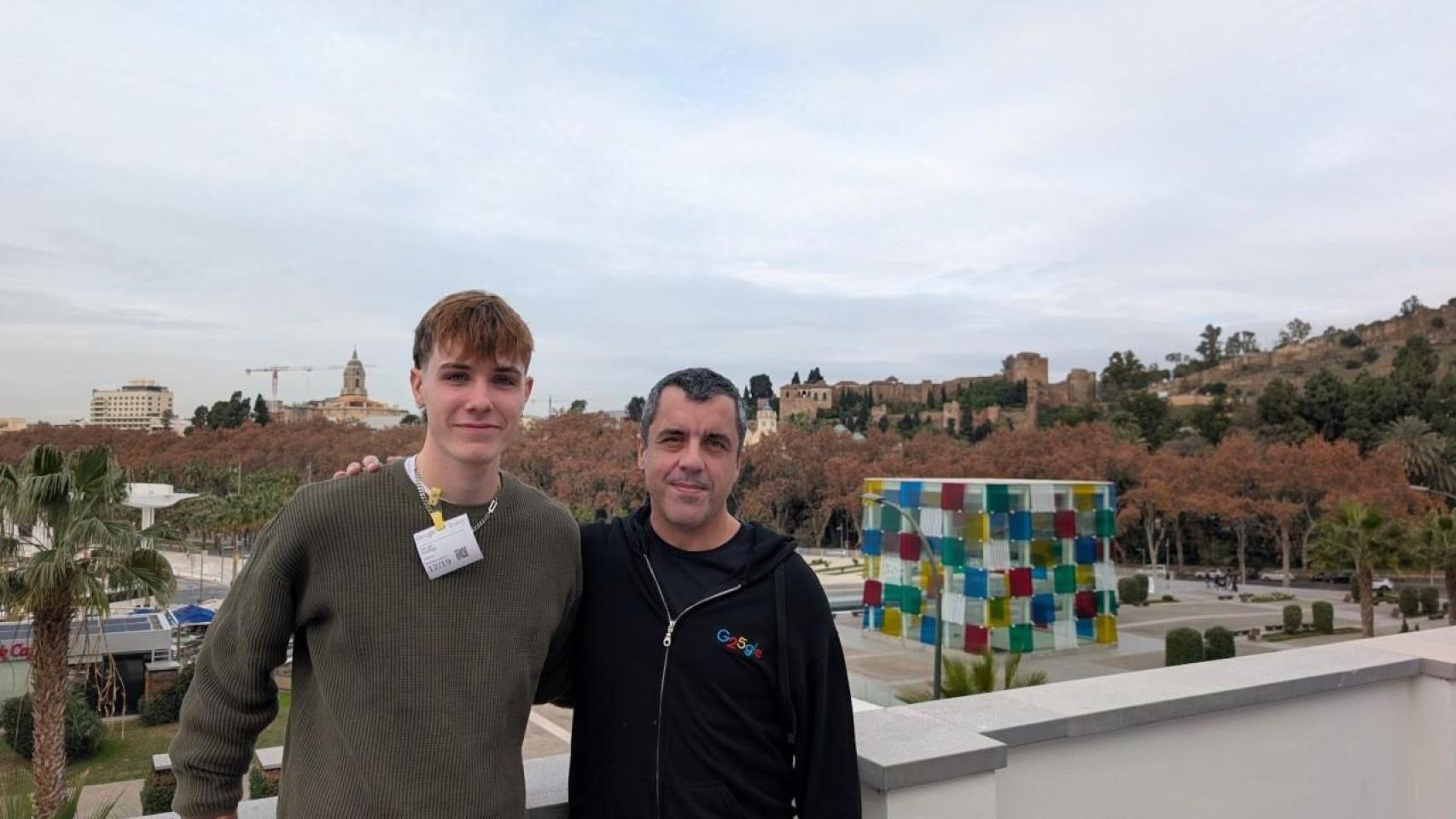 Bernardo Quintero con Sergio Astorga, el hijo de creador de virus 'Málaga'.