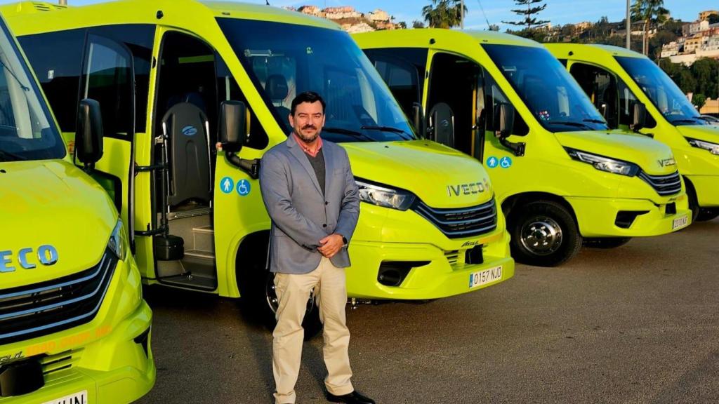 El concejal de Movilidad de Rincón de la Victoria con los nuevos autobuses.