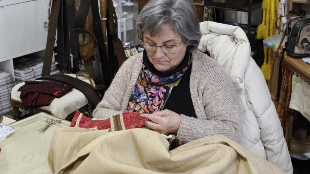 Inés Tostón cosiendo los trajes para la cabalgata