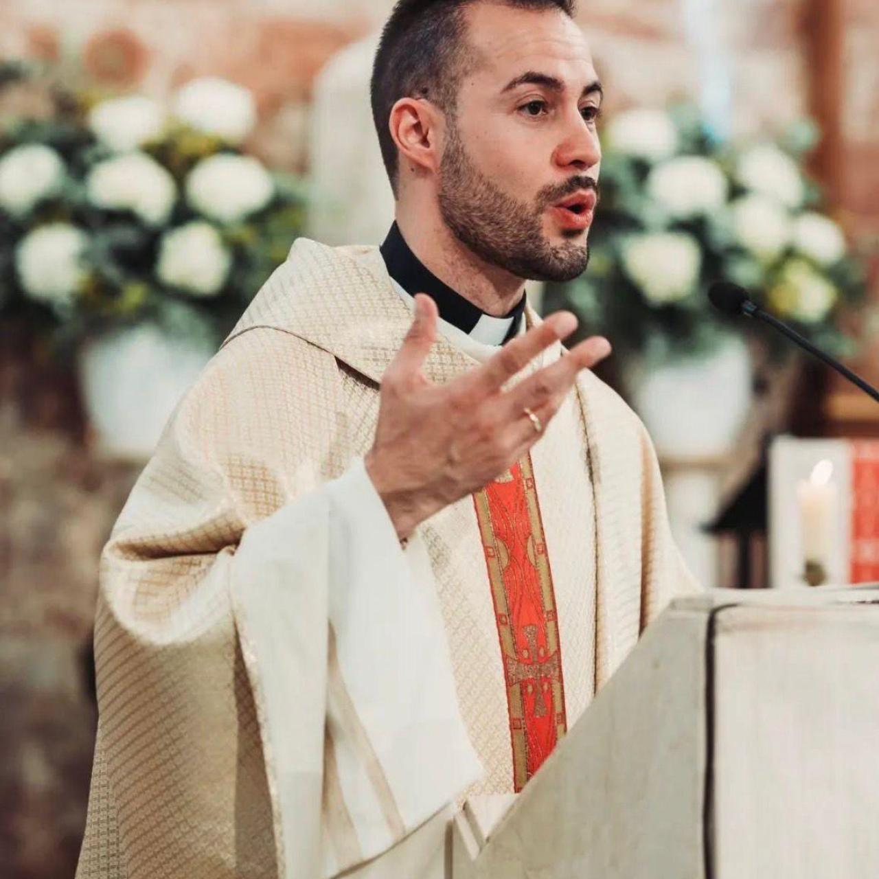 Fidel celebrando una misa.