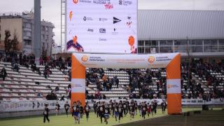 Un grupo de niños corre la Vallecana Mini de 2025