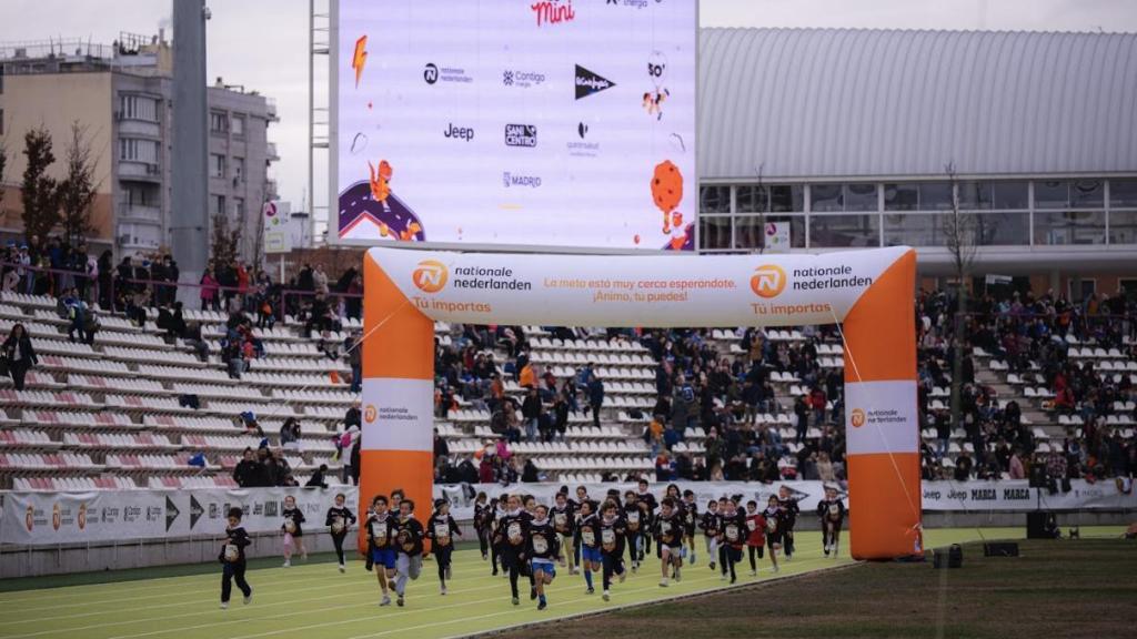 Un grupo de niños corre la Vallecana Mini de 2025