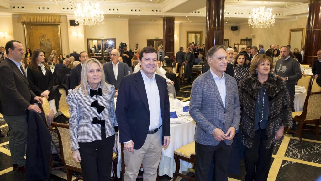 O presidente do Partido Popular de Castela e Leão, Alfonso Fernández Manueco, encerra a reunião da comissão executiva da província de Salamanca, juntamente com o presidente do partido, Carlos García Carbayo.