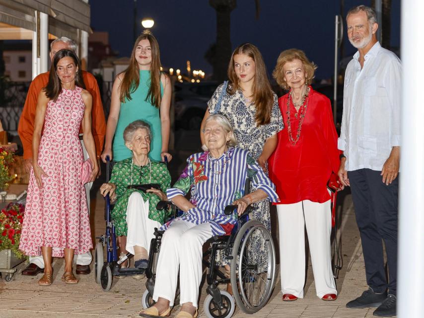 La princesa Tatiana Radzivill, con la Familia Real, la reina Sofía e Irene de Grecia en Mallorca, en 2024.