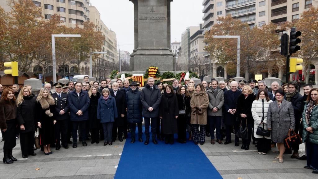 Homenaje en la escultura del Justiciazgo el 'Dia del Justicia de Aragón'.