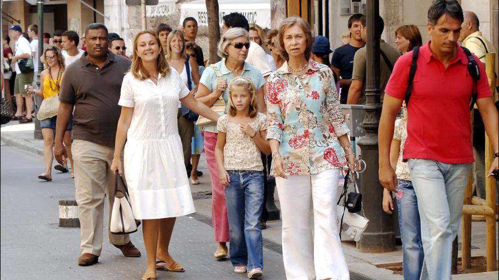 La reina Sofía, con su prima segunda Tatiana Radziwill, en Mallorca, en 2007.