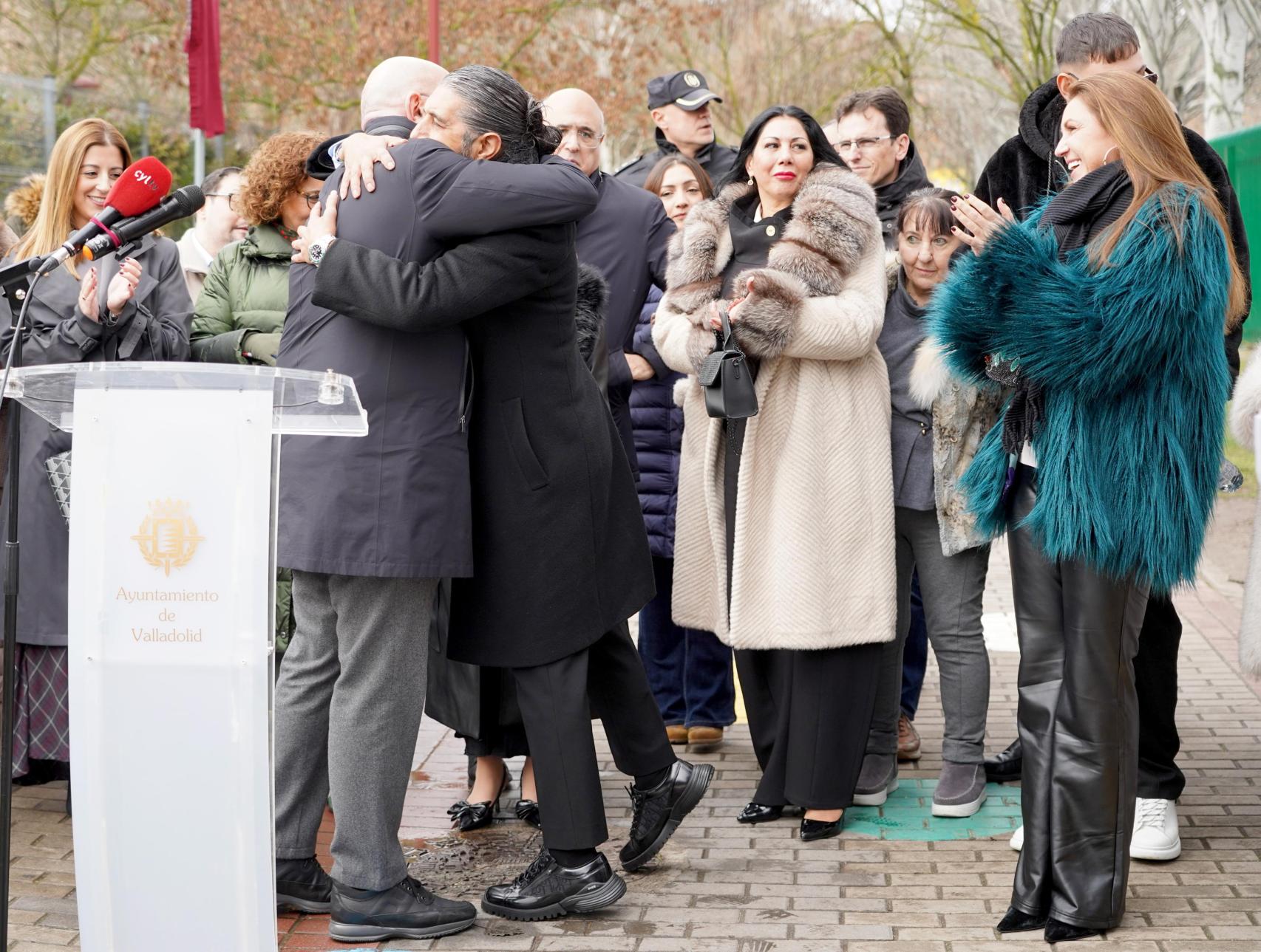 El alcalde de Valladolid, Jesús Julio Carnero, abraza a uno de los familiares de 'Jeros', mientras la Niña Pastor aplaude