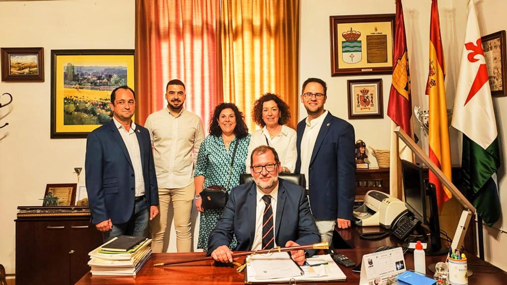 El alcalde de La Villa de Don Fadrique, Jaime Santos Simón y su equipo de Gobierno.