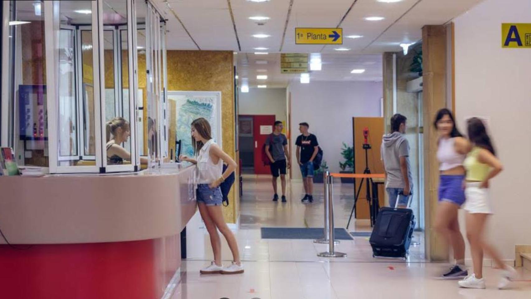 Jóvenes en la residencia de estudiantes Ramon Pignateli, Zaragoza.