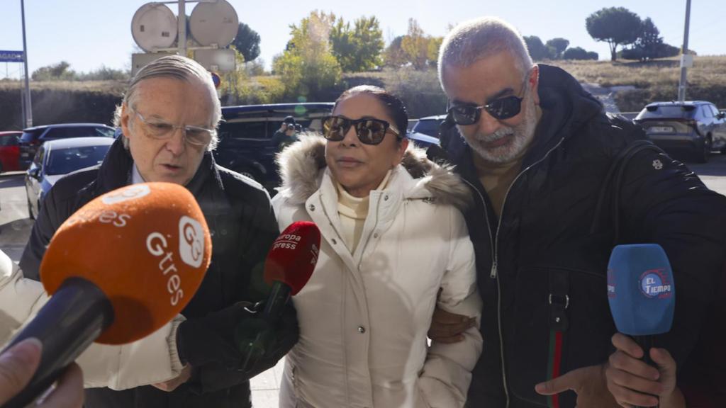 Isabel Pantoja acude a los juzgados de Pozuelo de Alarcón, en Madrid, con su abogado y su hermano Agustín.