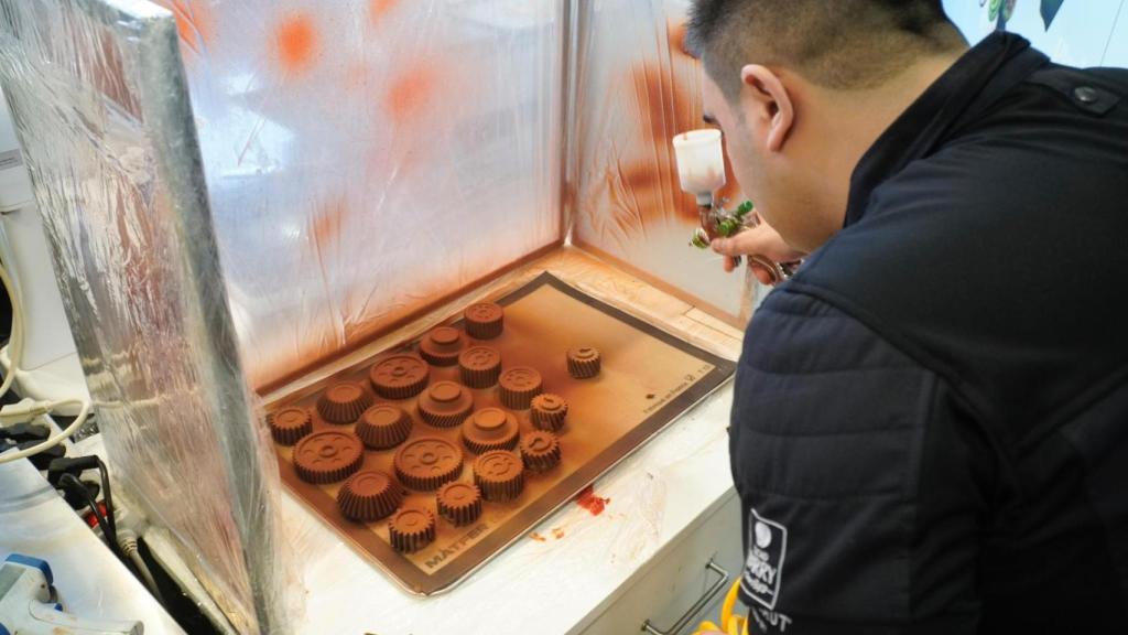 Jesús pintando sus bombones.